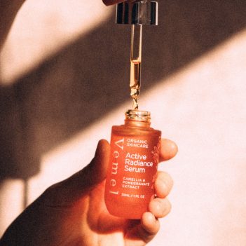 Lightweight texture of a waterless organic radiance serum