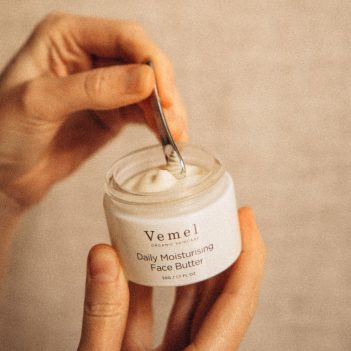 Texture of a waterless organic face butter moisturiser