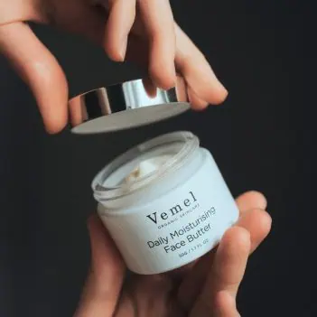 Texture of a waterless organic face cream